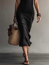 Adriana - Vestido Midi Negro con Escote en V y Detalles de Encaje