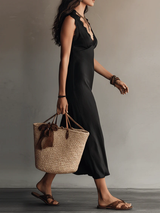 Adriana - Vestido Midi Negro con Escote en V y Detalles de Encaje