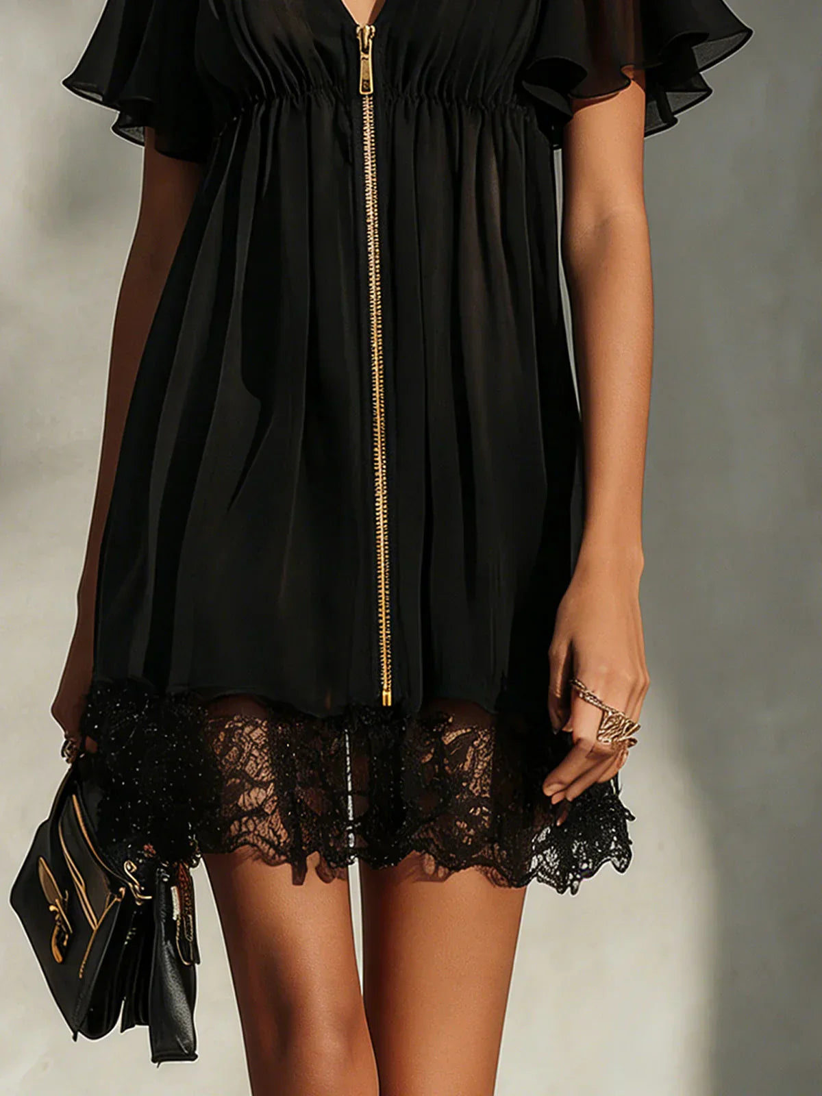 Rachele - Minivestido Negro de Chifón con Cremallera Dorada y Encaje